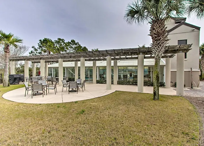 Holiday home Ornate W/ Balcony, Pool, Water Views! *