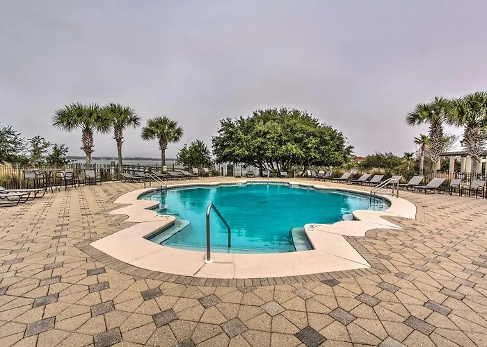 Holiday home Ornate W/ Balcony, Pool, Water Views!